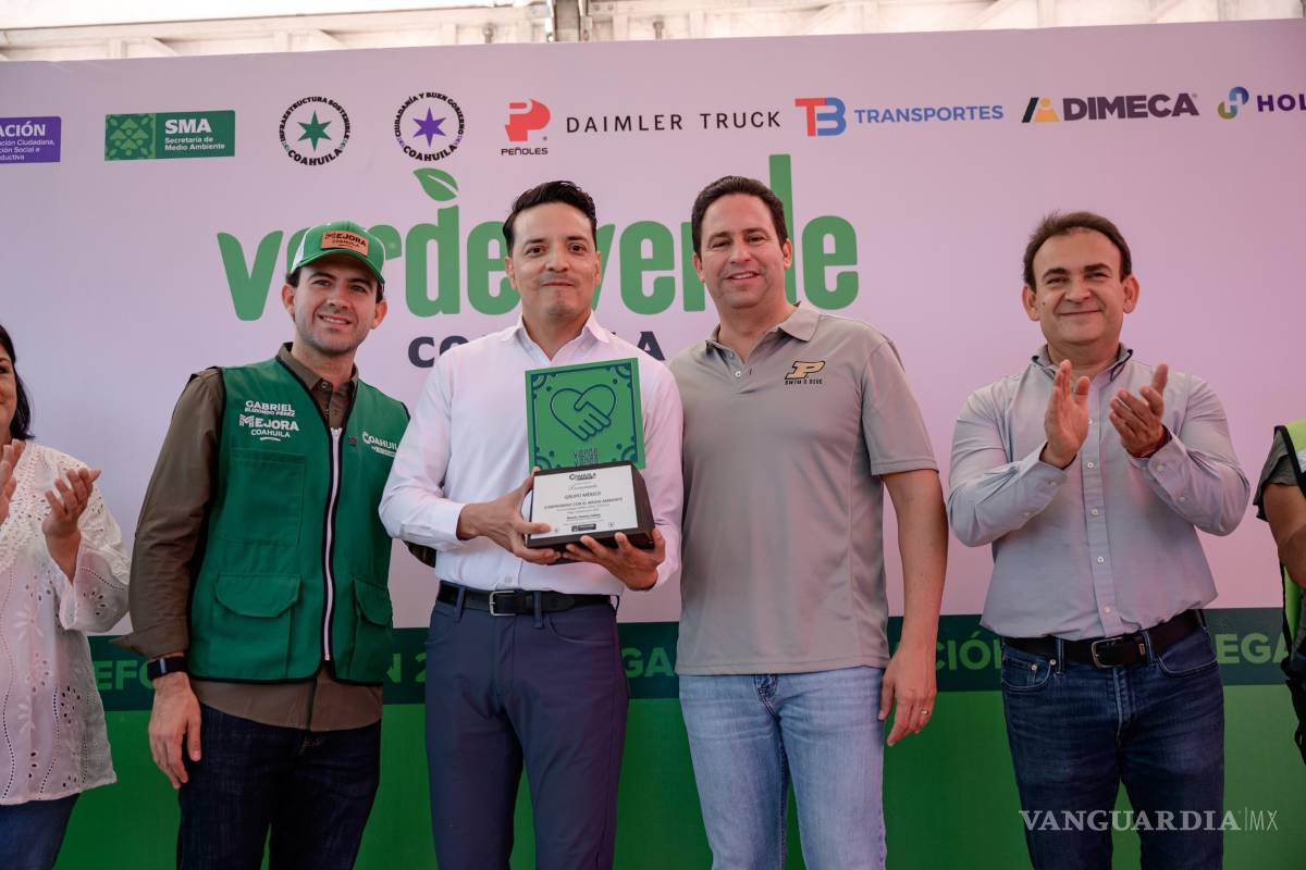 $!Grupo México fue reconocido por su aportación de mil árboles para la jornada de reforestación; el reconocimiento fue recibido por su director de Marketing, Antonio de la Rosa.