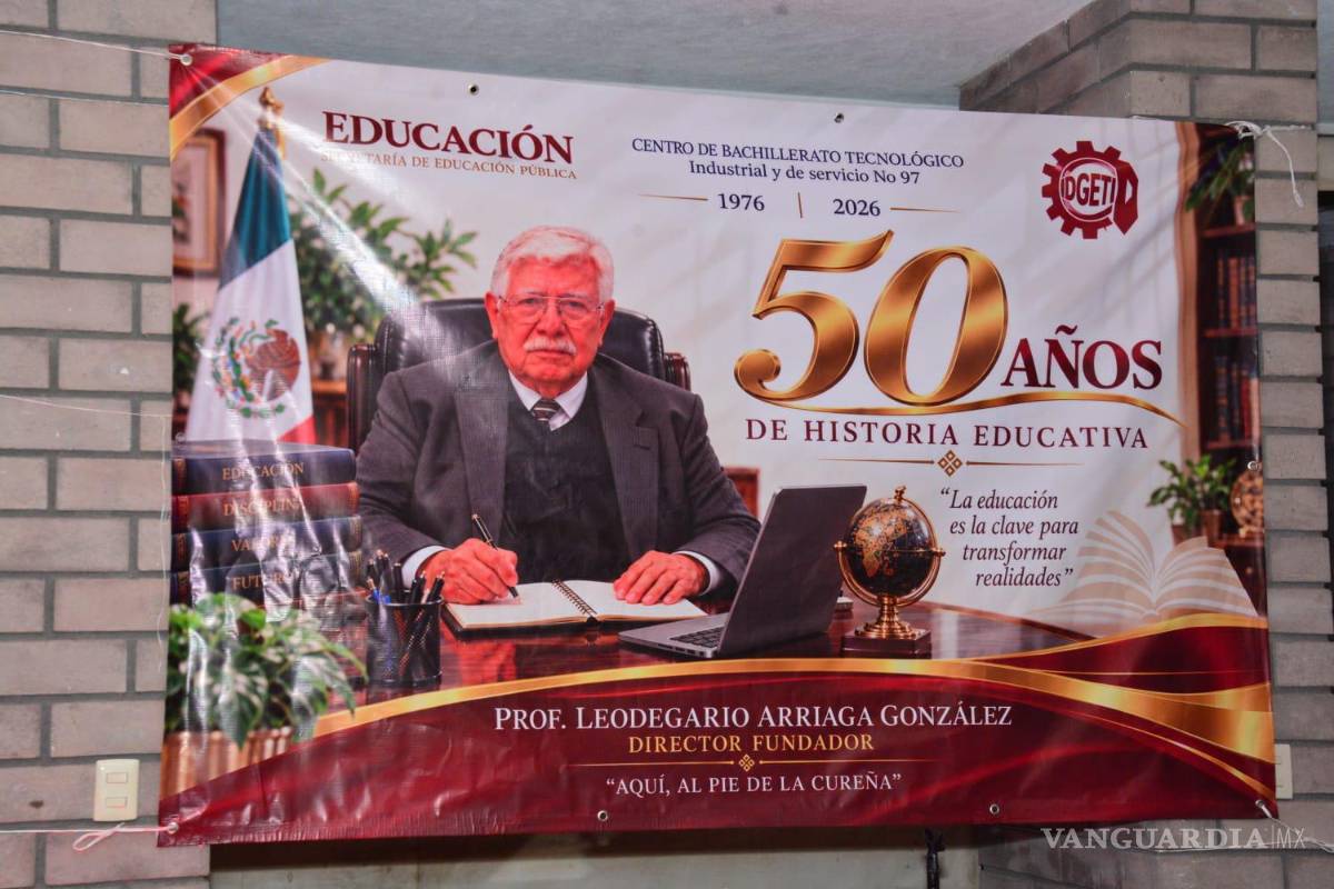 $!El CBTis No. 97 de Saltillo celebró 50 años de historia, correspondientes al periodo 1976-2026, con un homenaje a su director fundador.