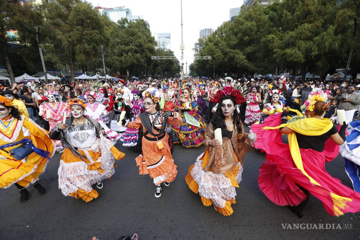 $!Mujeres participan en un desfile de catrinas en Ciudad de México (México).