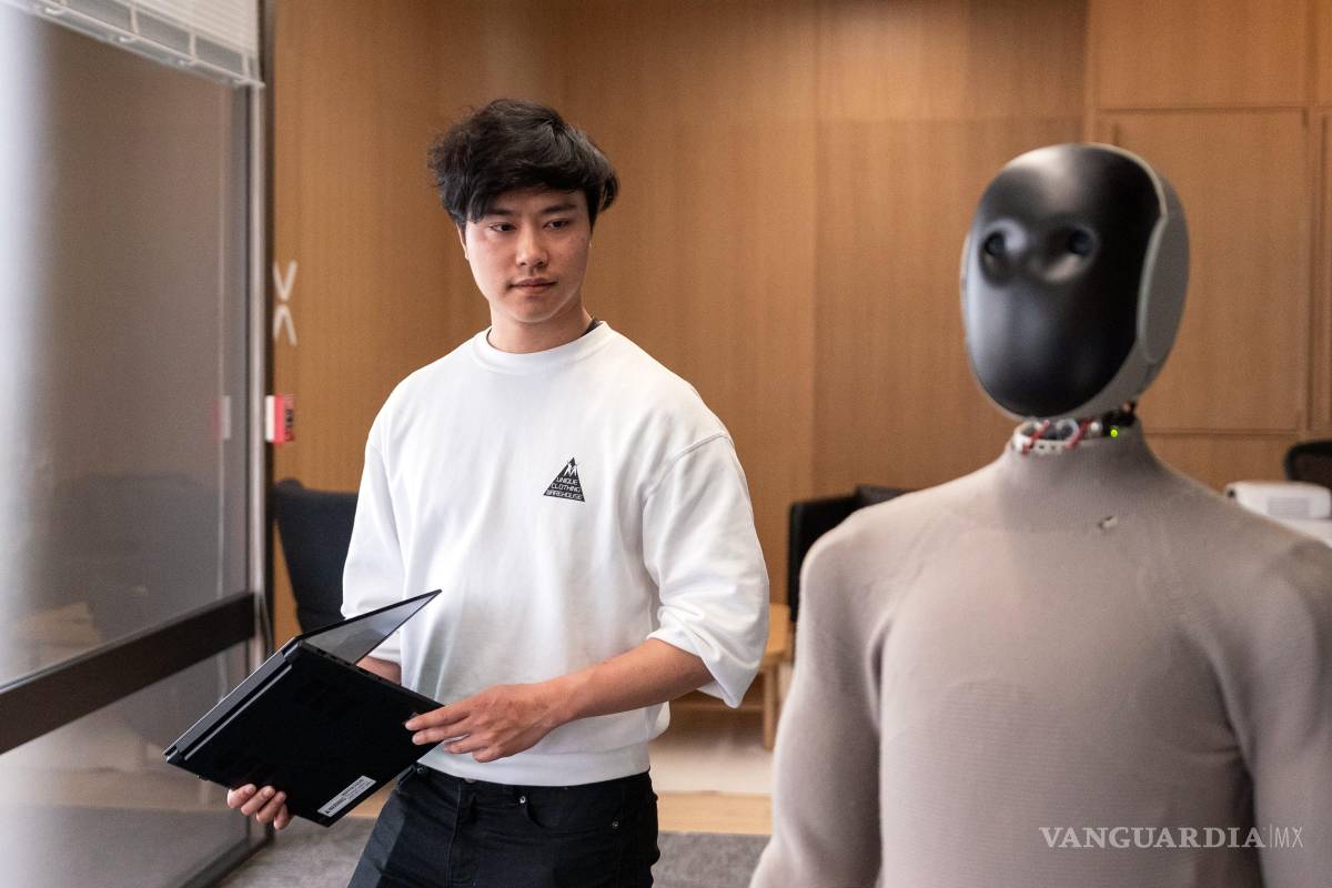 $!Eric Jang, vicepresidente de inteligencia artificial de 1X, con Neo, el nuevo modelo de robot humanoide de la compañía, en las instalaciones de 1X en Sunnyvale.