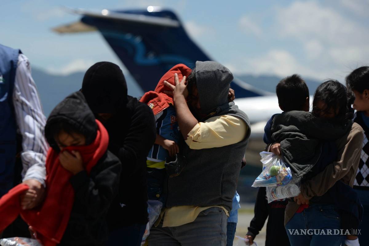Llegan a Guatemala cuatro madres y diez menores deportados de EU
