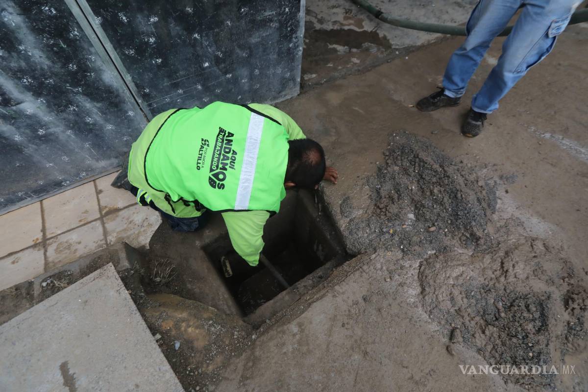 $!Personal municipal realizó trabajos de limpieza en calles del poniente de Saltillo, donde los escurrimientos arrastraron lodo y escombros.