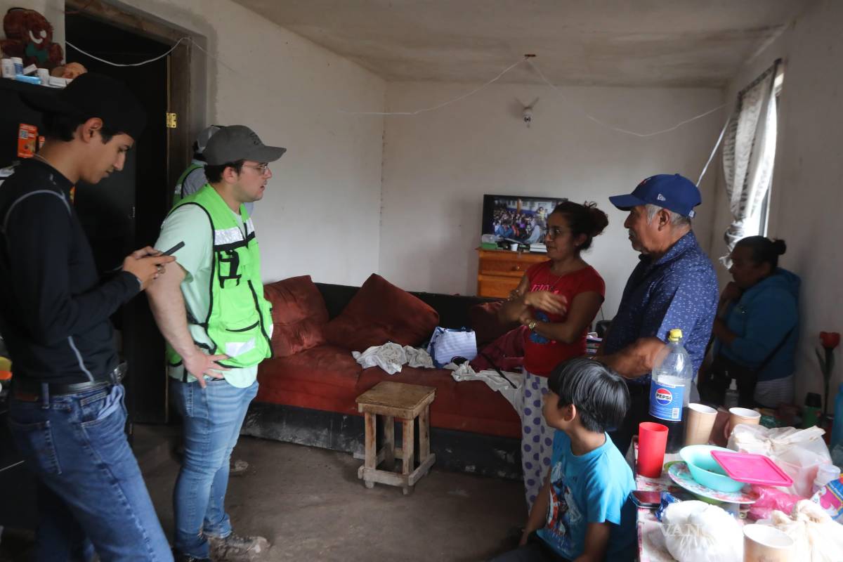$!Personal del Municipio atiende a los ciudadanos afectados.
