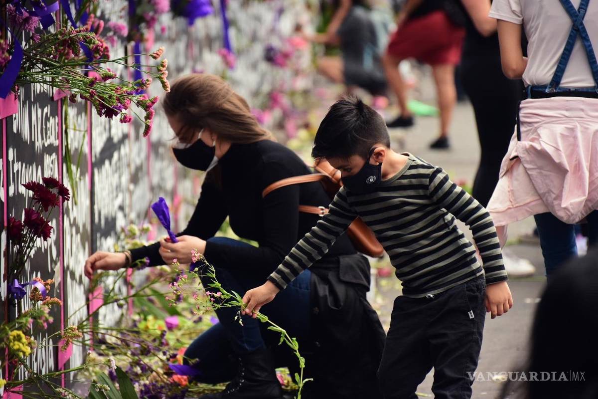 $!‘Muro de la paz’ de AMLO es transformado en memorial de víctimas de feminicidio