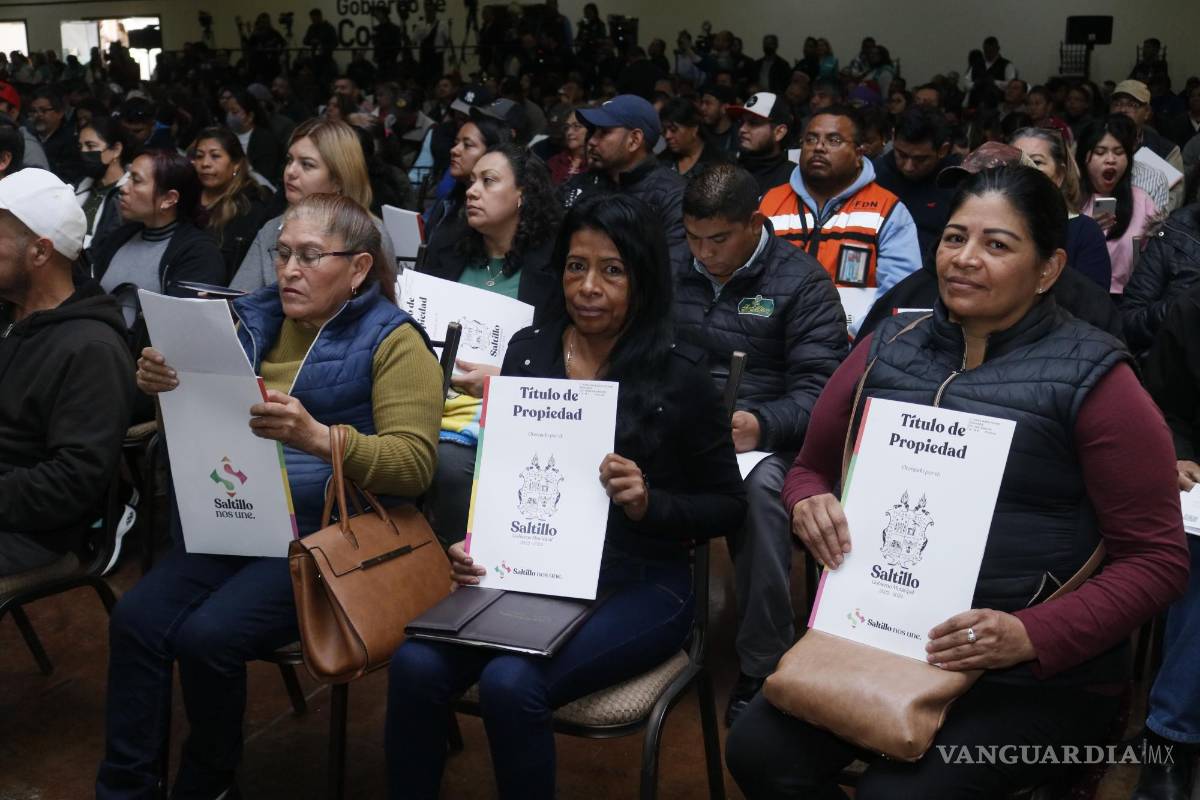 $!Vecinos de la colonia Eulalio Gutiérrez en Ramos Arizpe celebran la obtención de las escrituras de sus hogares tras años de espera.