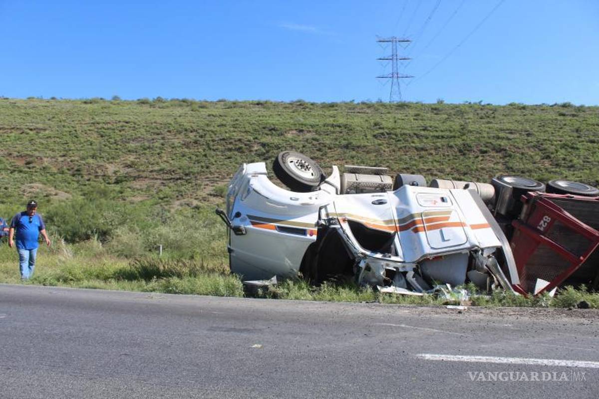 Vuelca acelerado tráiler con rollos de acero en la Torreón–Saltillo