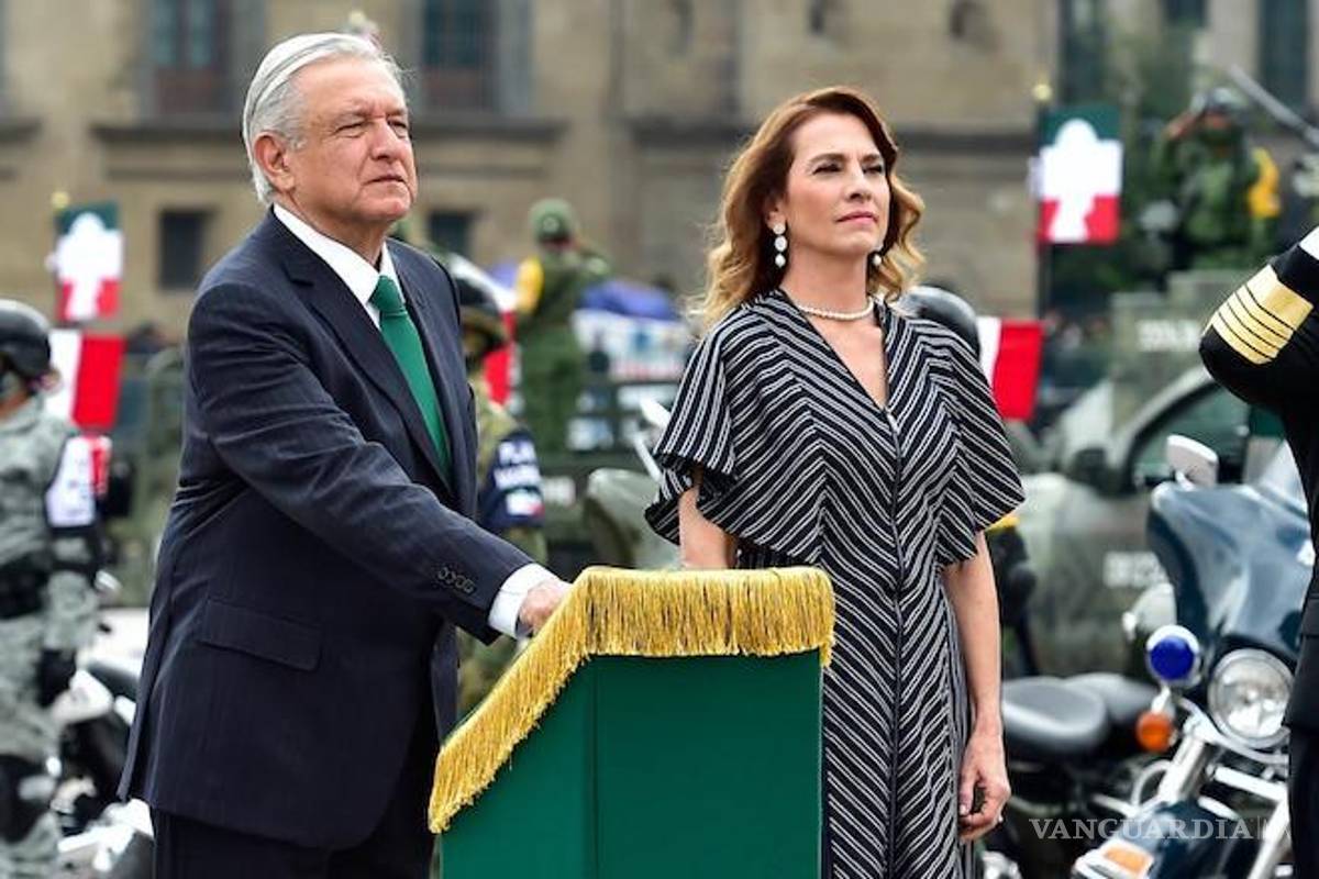 AMLO y su esposa encabezaron Desfile Militar, condecoró a personal médico