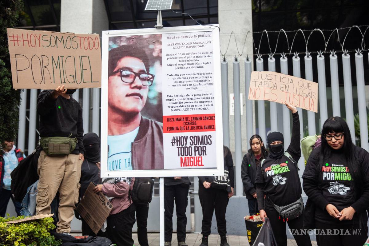 $!CIUDAD DE MÉXICO, 20 ENERO 2026.- A 98 días que debió darse la audiencia inicial, los padres de Miguel Ángel Hernández Rojas, fotoperiodista víctima de negligencia ocurrida el 5 de abril de 2025 durante festival AXE ceremonia y resultó su muerte, se manifiestan hoy frente Juzgados de Distrito en Materia Penal así como la colocación de panel contador de días sin llegar a la justicia