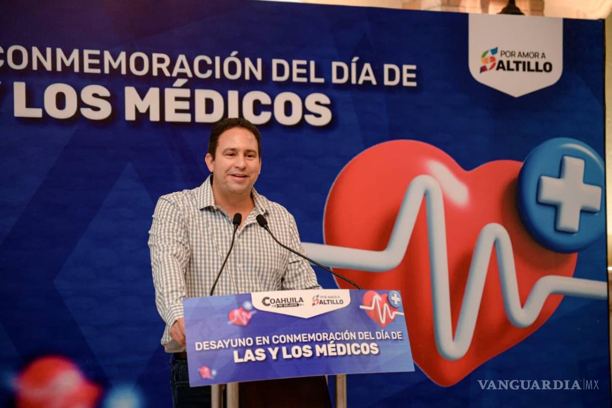$!Durante el evento, autoridades municipales y estatales acompañaron la conmemoración del Día de las y los Médicos, reconociendo la labor de quienes trabajan por la salud de la comunidad.