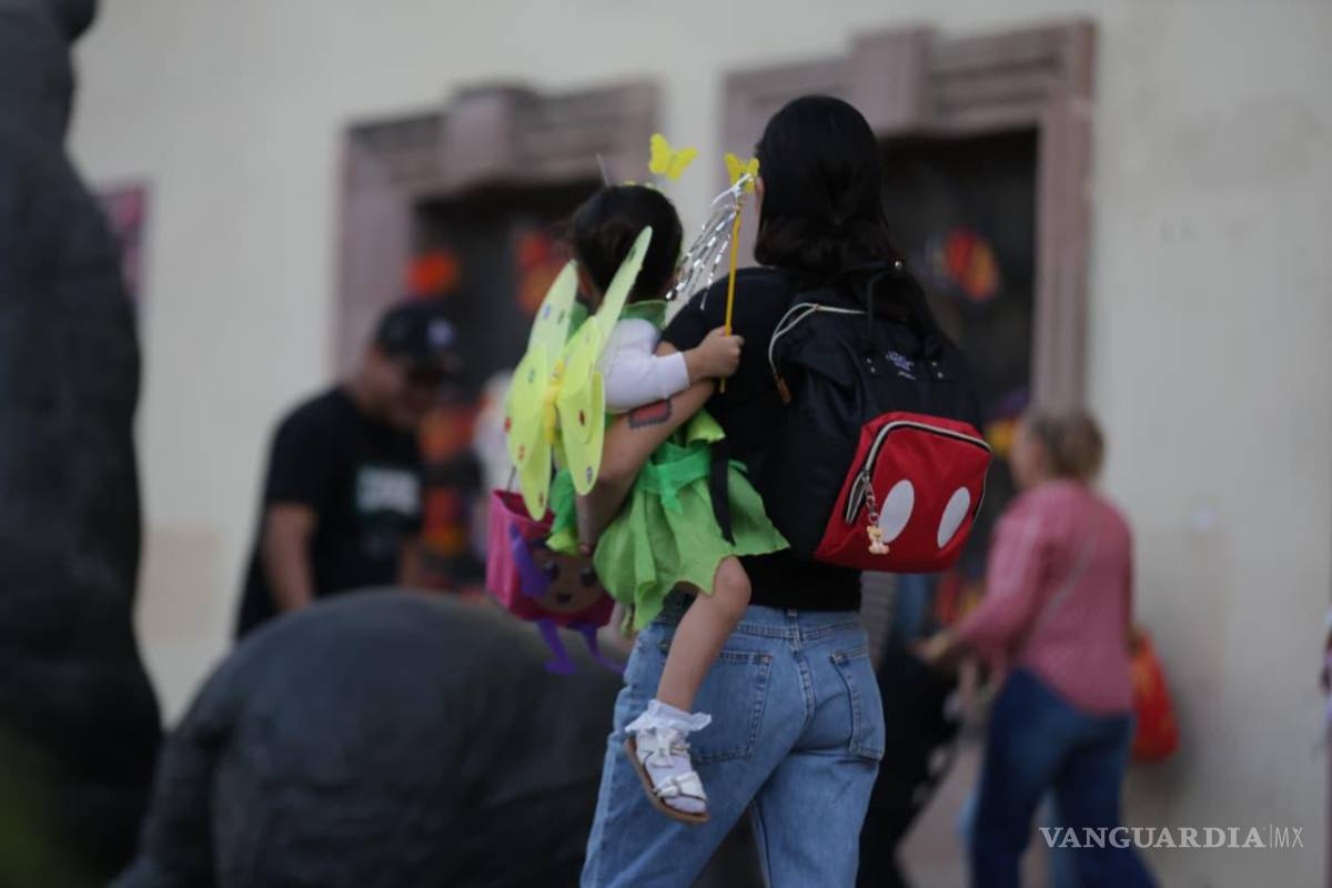 $!Superhéroes, monstruos y hadas llenaron de color las calles del centro de Saltillo.
