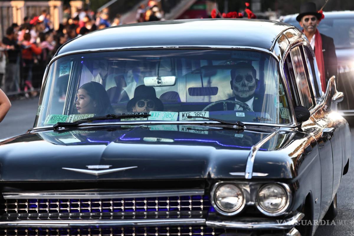 $!Flores de cempasúchil y automóviles clásicos llenan de vida las calles de Saltillo.