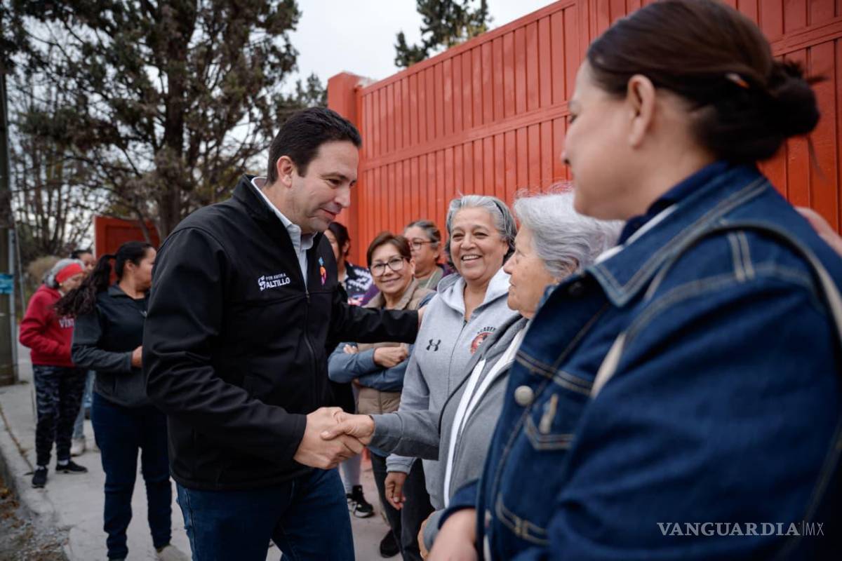 $!Vecinos de la colonia Praderas acompañan al alcalde Javier Díaz González durante la inauguración del nuevo pozo.