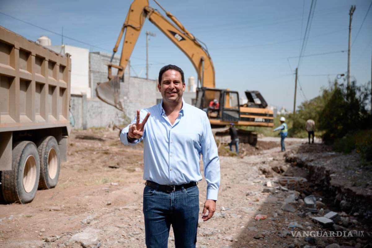 $!Los trabajos buscan evitar la acumulación y el estancamiento de agua en calles y banquetas, señaló el Alcalde.