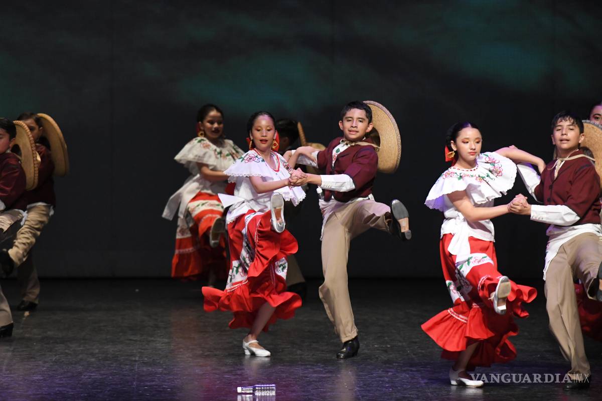 $!Presentan ‘Senderos de tradición’, espectacular gala folklórica en Saltillo