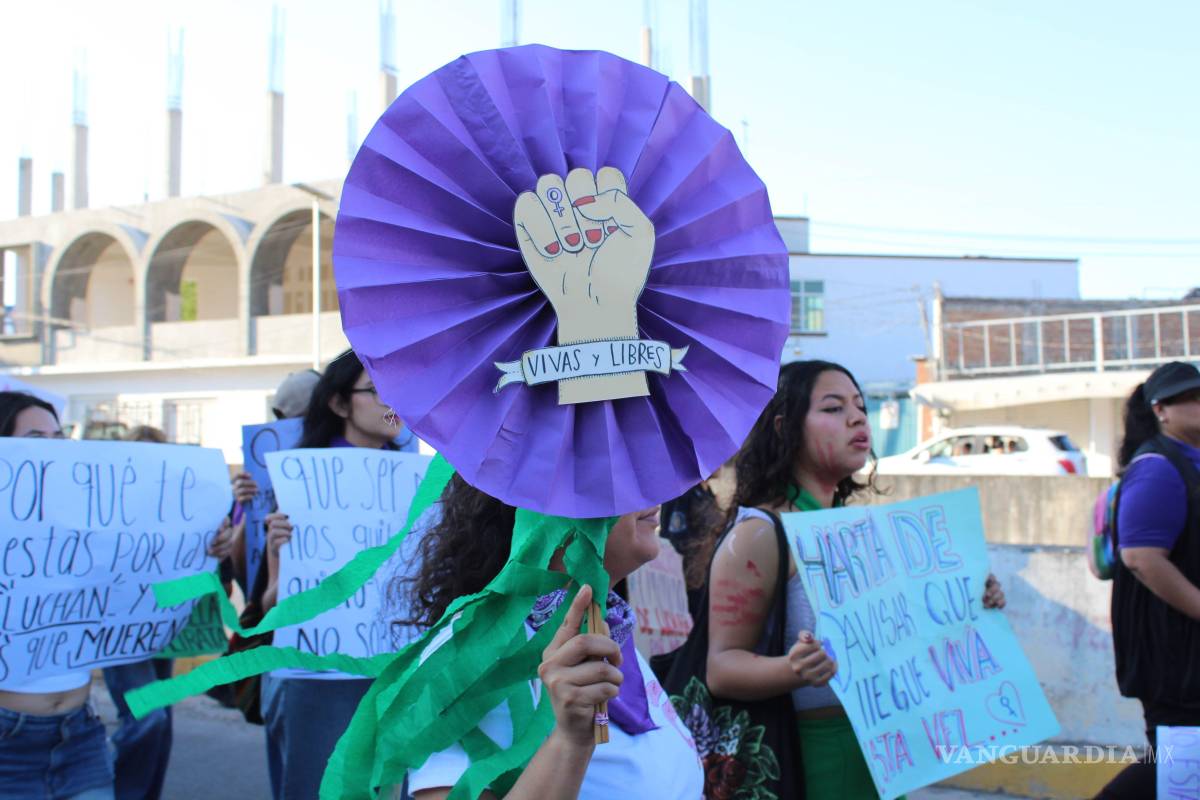 $!CHILPANCINGO, GUERRERO, 08 MARZO 2025.- Durante el desarrollo del Día Internacional de la Mujer, el contingente conformado por poco más de 300 mujeres, partieron en marcha minutos después de las 3 de la tarde del monumento a Las Banderas, en dirección al sur de la ciudad, para culminar con un mitin en Ciudad Judicial. En su recorrido, realizaron distintas paradas en Ciudad Universitaria (C. U.), Recinto Oficial del Poder Ejecutivo de Guerrero (ROPEG, antes llamado Palacio de Gobierno), Hospital de la Madre y el Niño Guerrerense (HMNG), Lienzo Charro 'Dario L. Arrieta', Secretaría de los Migrantes y Asuntos Internacionales y Fiscalía General del Estado (FGE), donde el Bloque Negro que acompañó esta marcha, realizó pintas y pego fichas de mujeres desaparecidas y asesinadas, deudores alimenticios, además de que en estos puntos también realizaron distintas denuncias qué iban desde violaciones hasta demandas de pensión y violencia familiar. En su paso por el HMNG, denunciaron la violencia obstétrica de las que han sido víctimas las mujeres en ese lugar, mientras que en las instalaciones de la Universidad Autónoma de Guerrero (UAGro) lamentaron la falta de justicia hacia las mujeres y la protección de violadores y acosadores, principalmente docentes, en las distintas Facultades y escuelas de la máxima casa de estudios del estado.