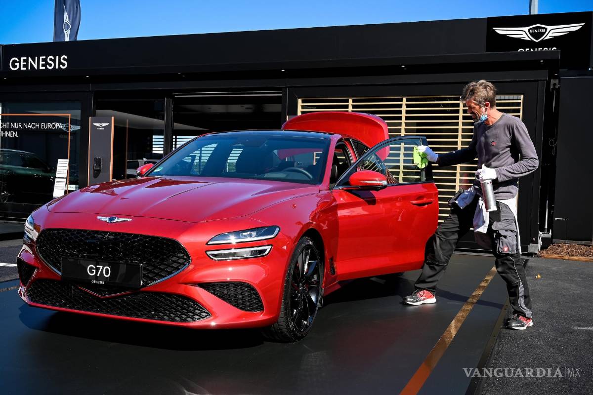 $!El Genesis G70 en exhibición en el primer día de vista previa para la prensa del Salón Internacional del Automóvil IAA en Munich, Alemania. EFE/EPA/Sascha Stenbach