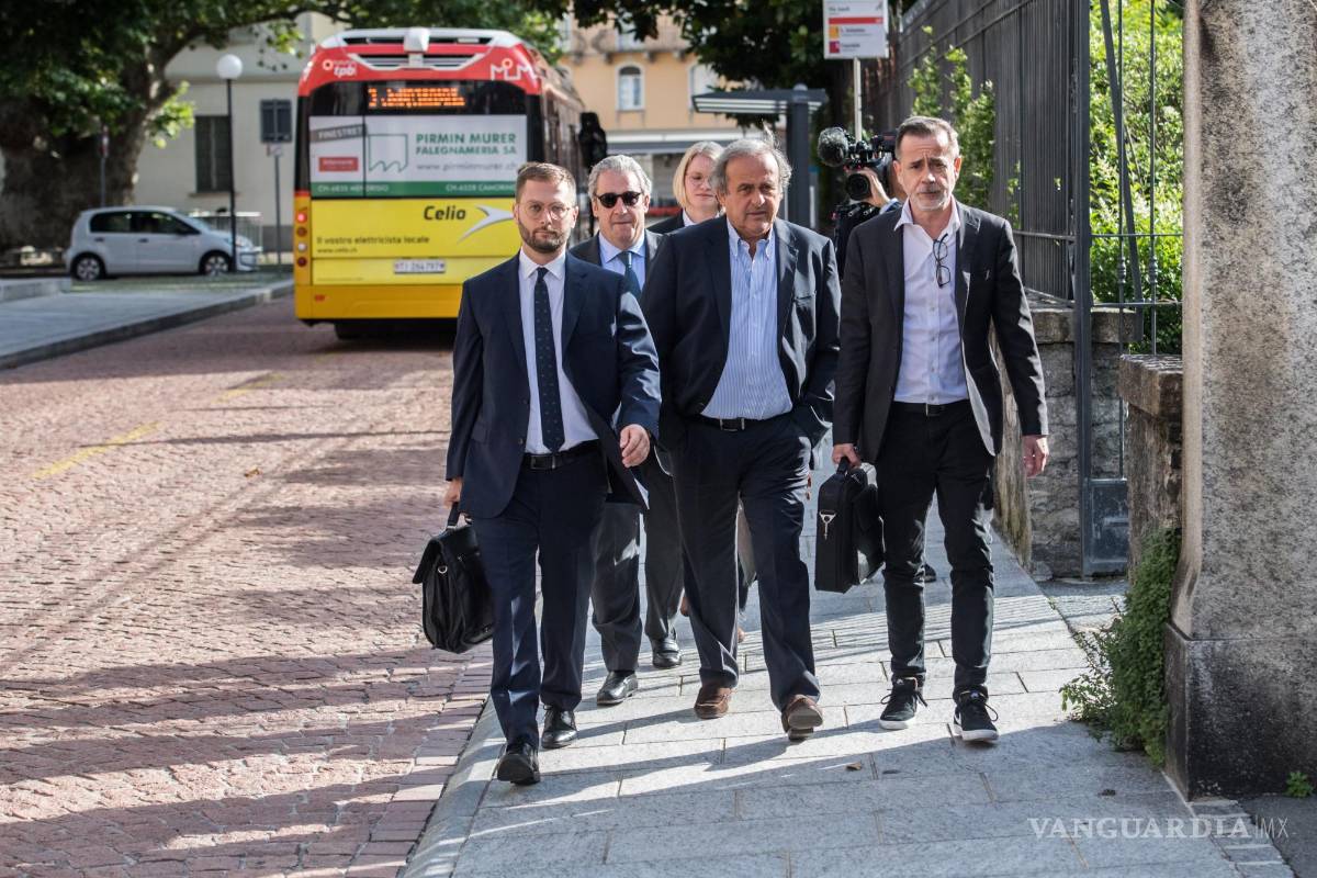 $!El expresidente de la UEFA, Michel Platini (c), y sus abogados llegan al proceso en el Tribunal Penal Federal Suizo en Bellinzona, Suiza.