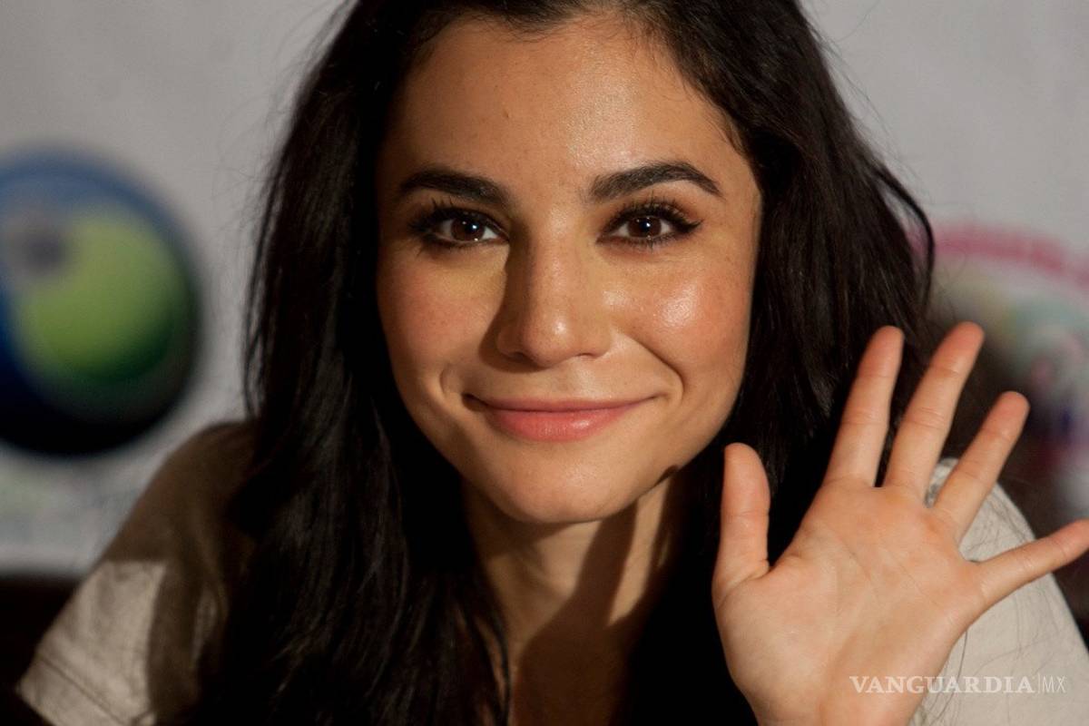 Martha Higareda muestra de más en sexy video en la playa