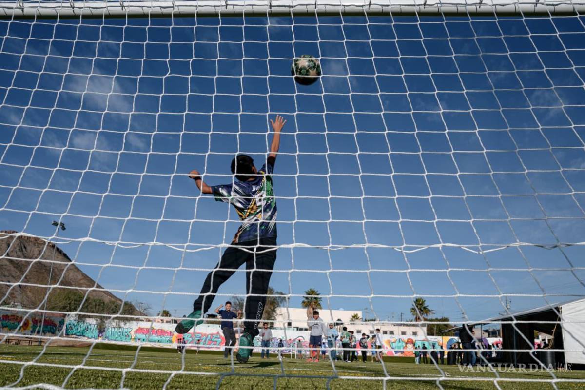 $!La cancha de la colonia Espinoza Mireles fue completamente renovada tras más de tres décadas como superficie de tierra.