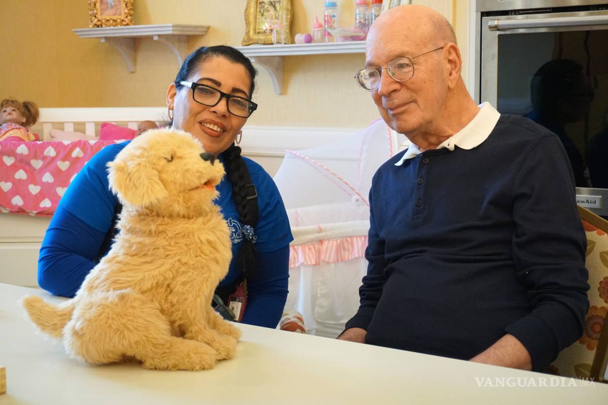 Usan animales robóticos como terapia para la soledad en ancianos de EU