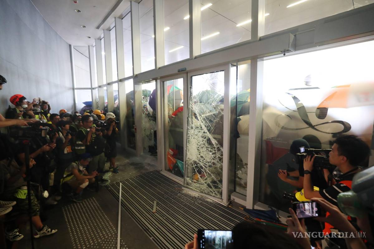 $!Manifestantes toman violentamente el control del Parlamento de Hong Kong