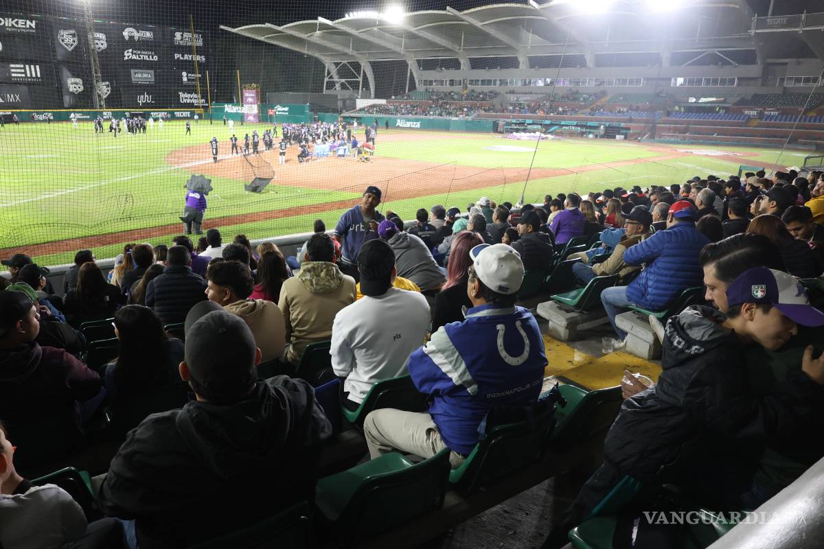 $!Saltillo celebró con su afición el primer triunfo de la temporada en casa.