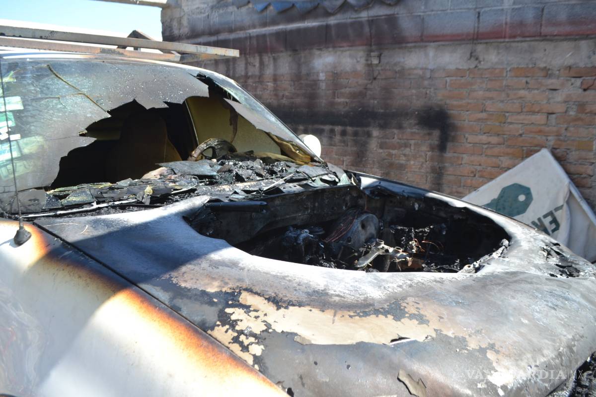 Corto circuito causa incendio de camioneta