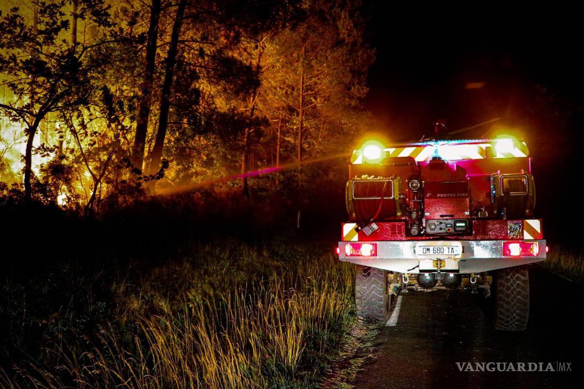 $!Esta foto proporcionada por el SDIS 33 muestra a los bomberos combatiendo un incendio forestal cerca de Landiras, en el suroeste de Francia.