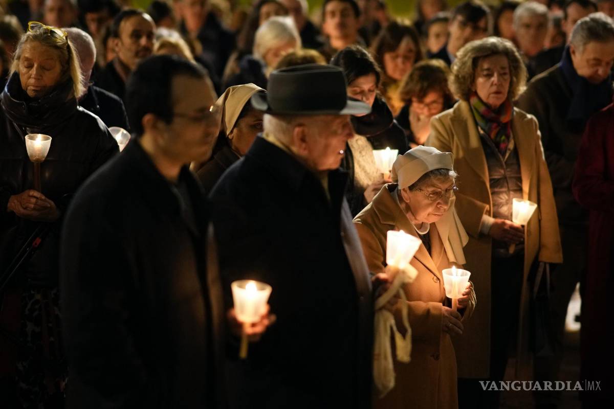 $!Fieles en una vigilia de silencio y oración por las víctimas de abusos sexuales por parte de la Iglesia católica ante el monasterio de los Jerónimos, en Lisboa.