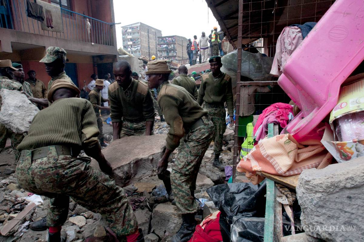 Mueren al menos 10 personas en derrumbe de edificio en Kenia