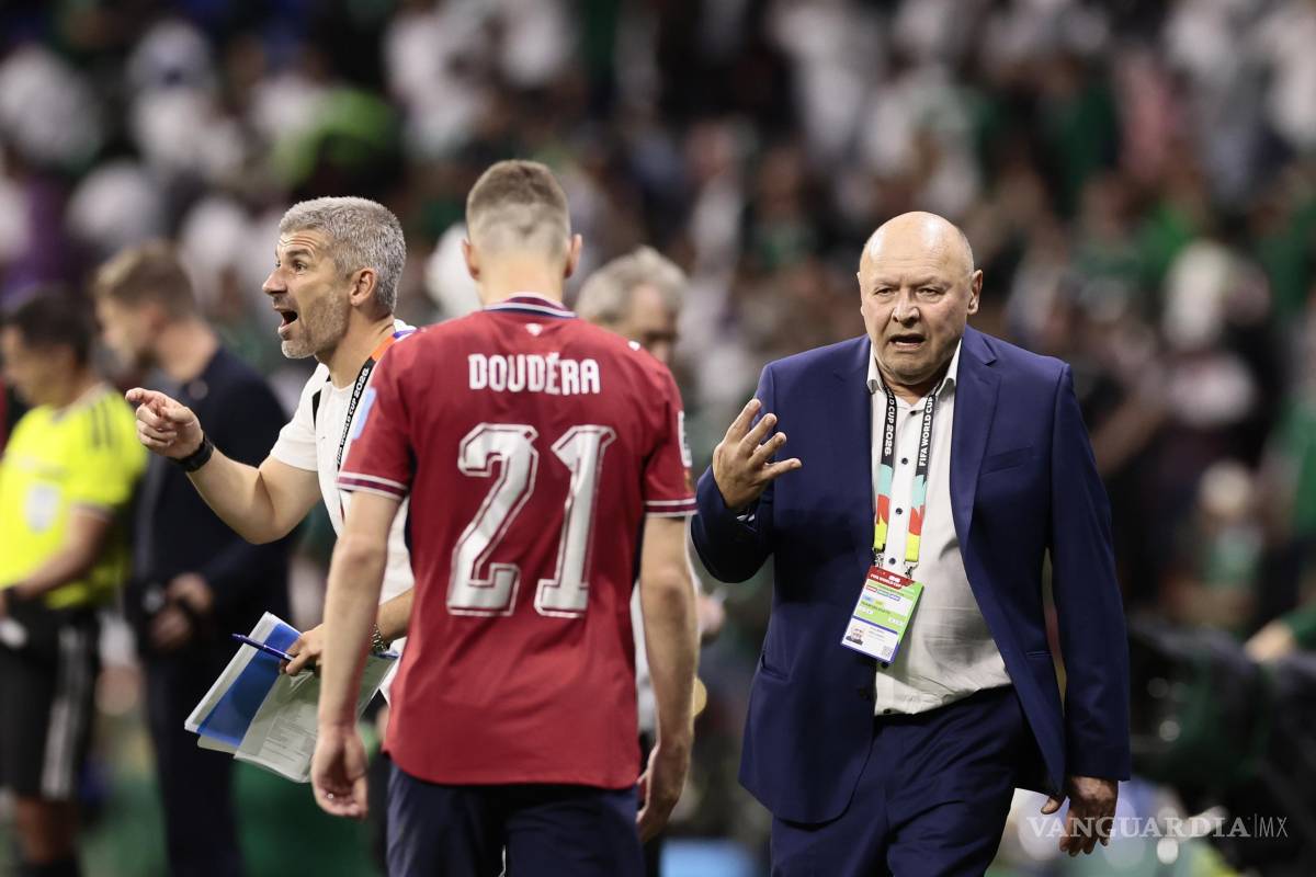 $!GR4329. CIUDAD DE MÉXICO (MÉXICO), 24/06/2026.- El entrenador de República Checa, Miroslav Koubek (d), reacciona este miércoles, en un partido del grupo A del Mundial de la FIFA 2026 entre República Checa y México en el estadio Azteca en Ciudad de México (México). EFE/ José Méndez