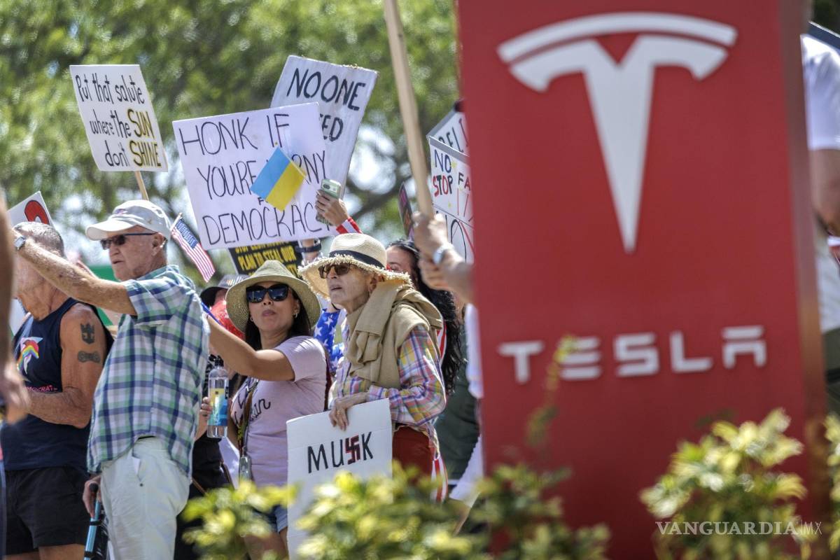 $!Activistas asisten a una protesta ‘Tesla Takedown’ frente a una sala de exposición de Tesla en Fort Lauderdale, Florida.