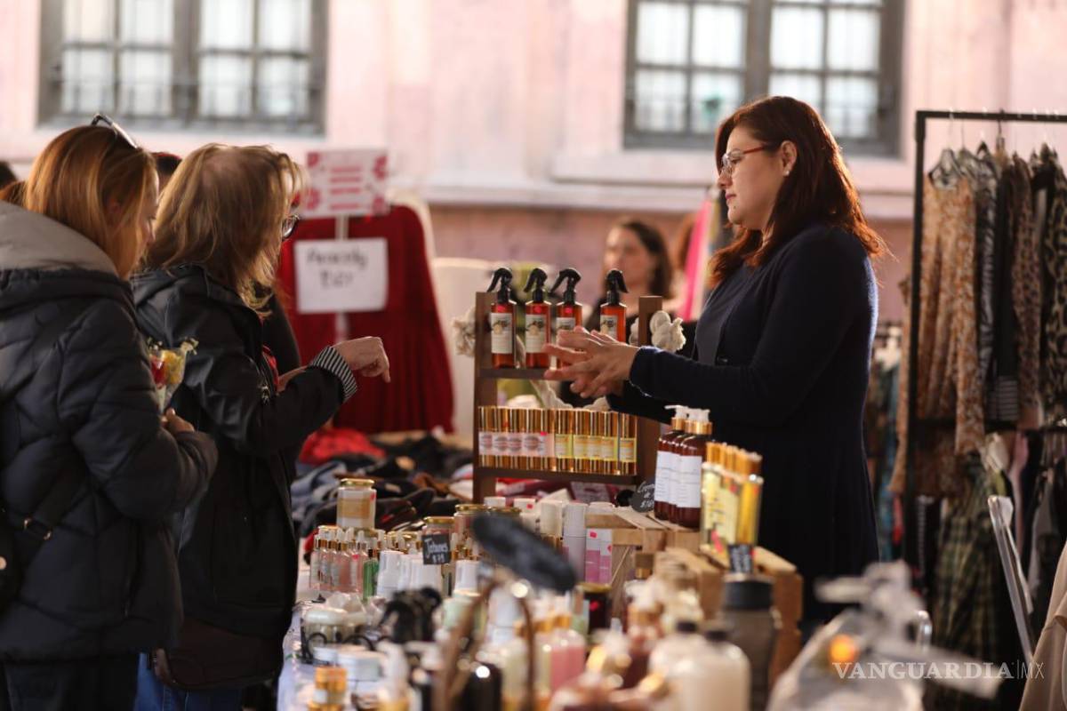 $!Jóvenes emprendedores de Saltillo exhiben sus productos en la Plaza Nueva Tlaxcala, donde miles de saltillenses tuvieron la oportunidad de adquirir artículos de emprendedores locales.