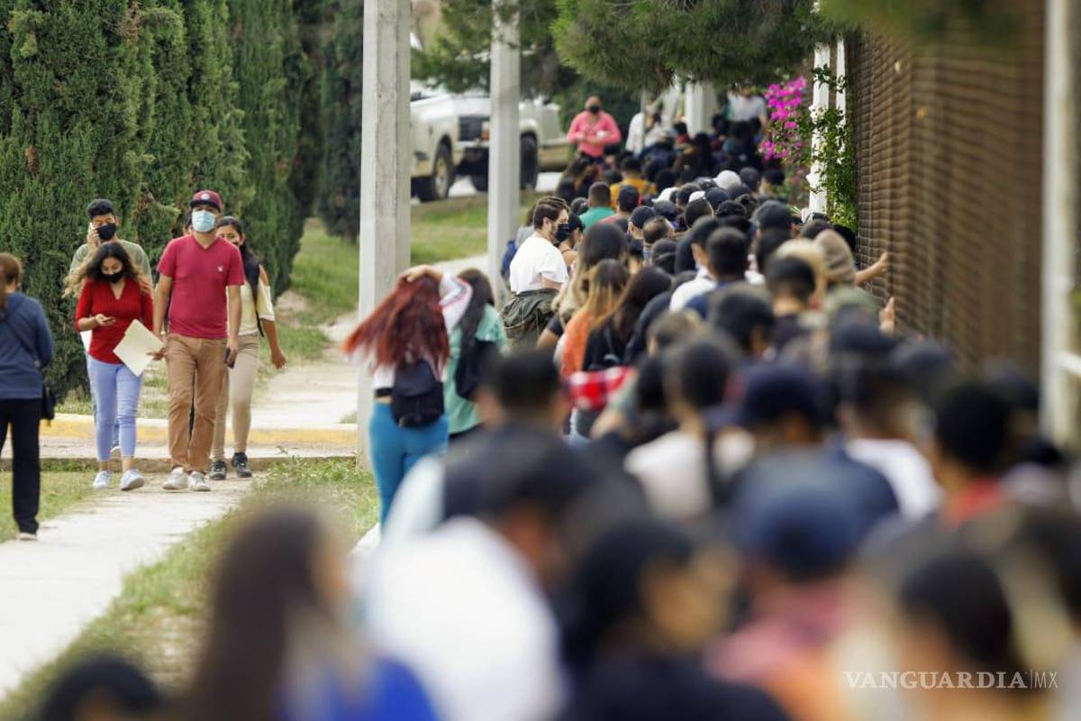 Jóvenes de 18-29 rodean el parque 'Las Maravillas' para vacunarse