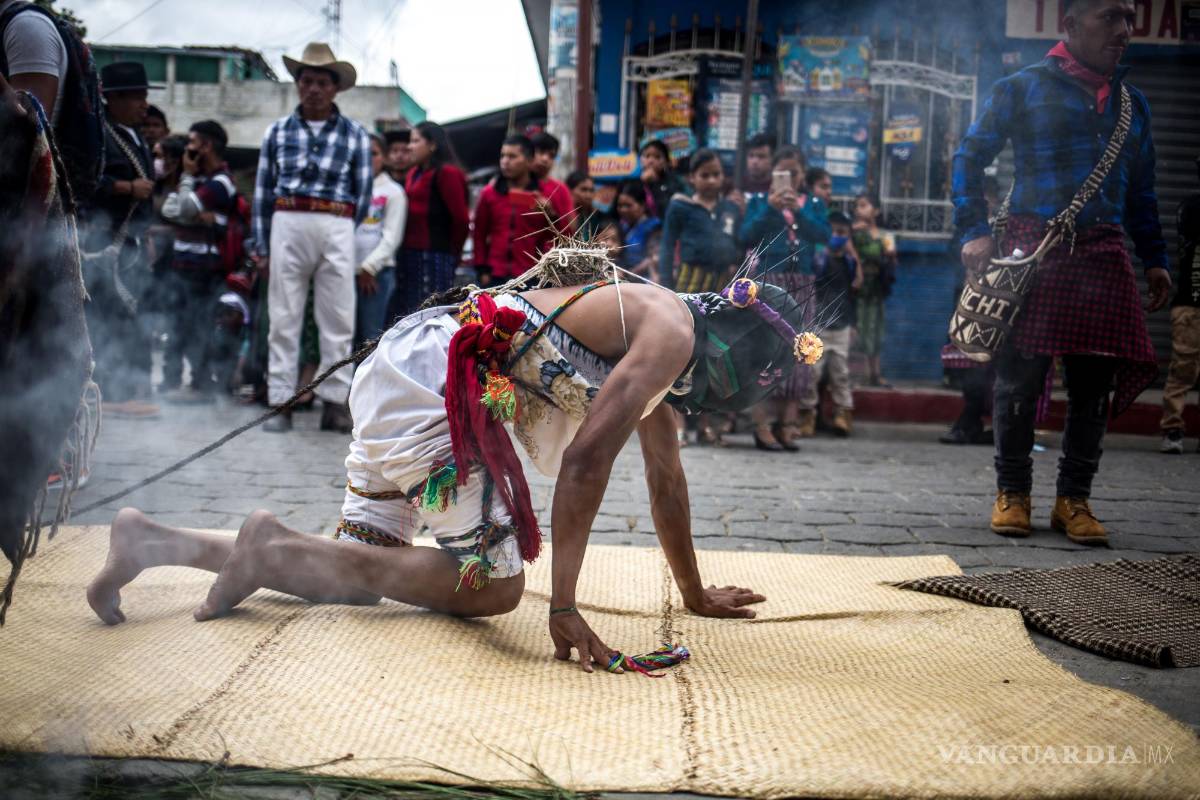 $!Penitentes participan en la tradición de los gateadores este Viernes Santo, en el municipio de San Andrés Sajcabaja, en el departamento de Quiché, Guatemala.