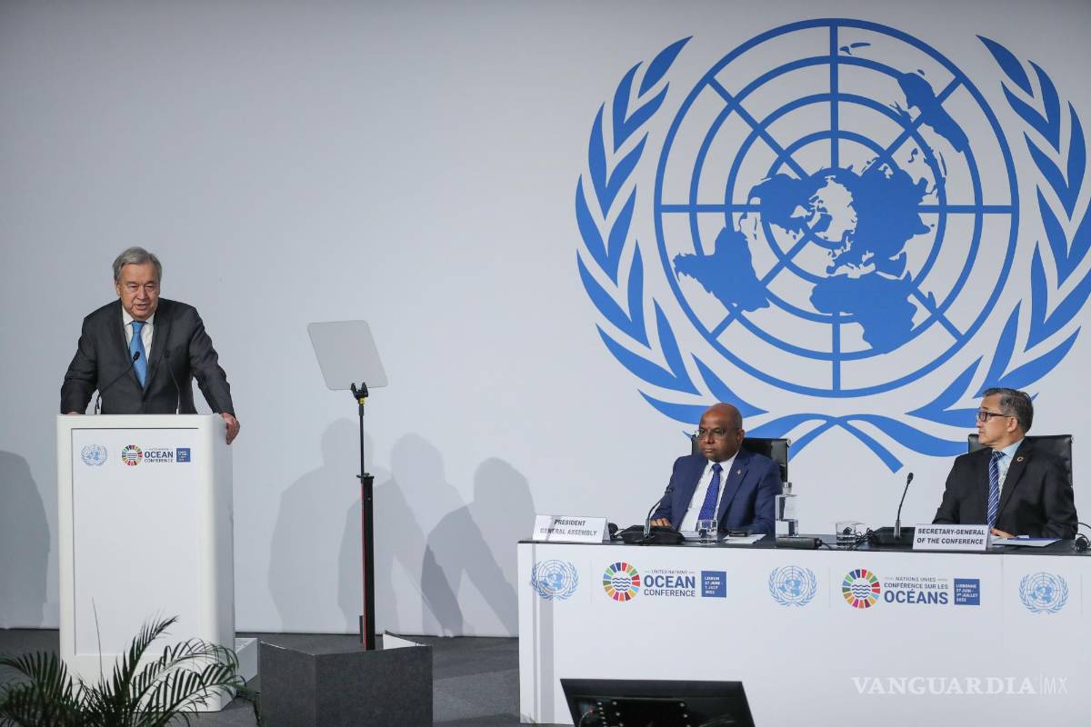 $!Antonio Guterres (L), en su discurso en la apertura de la sesión plenaria de la Conferencia de las Naciones Unidas sobre los Océanos en Lisboa, Portugal.