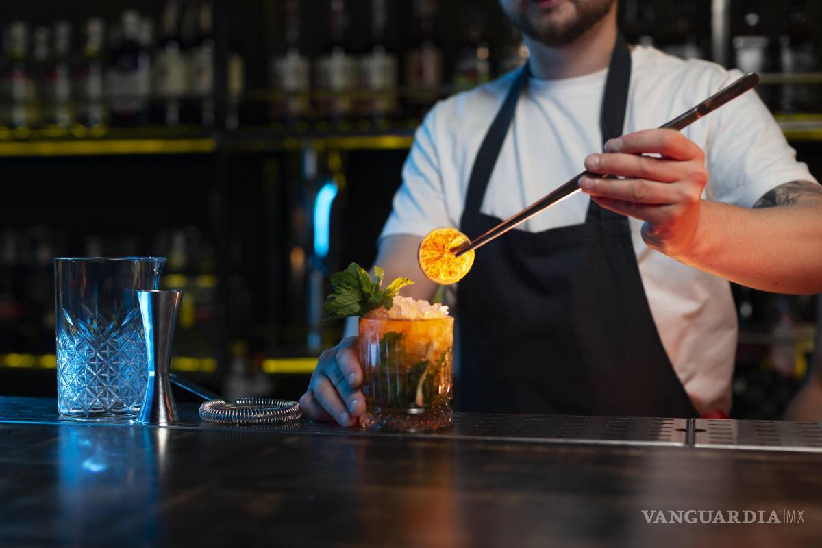 $!Empresarios señalan dificultad para cubrir vacantes de bartenders y mixólogos; han optado por capacitar a su propio personal.