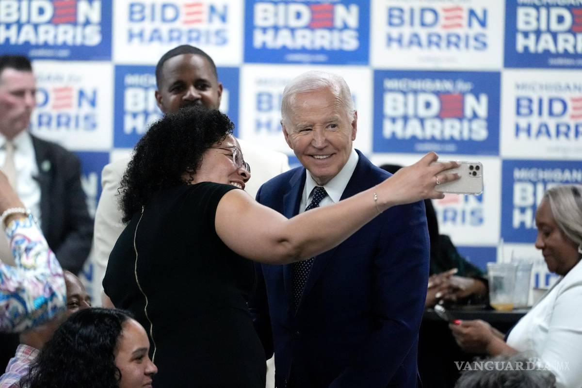 $!El presidente Joe Biden, a la derecha, se toma una selfie con un partidario durante una parada de campaña en Cred Cafe en Detroit.