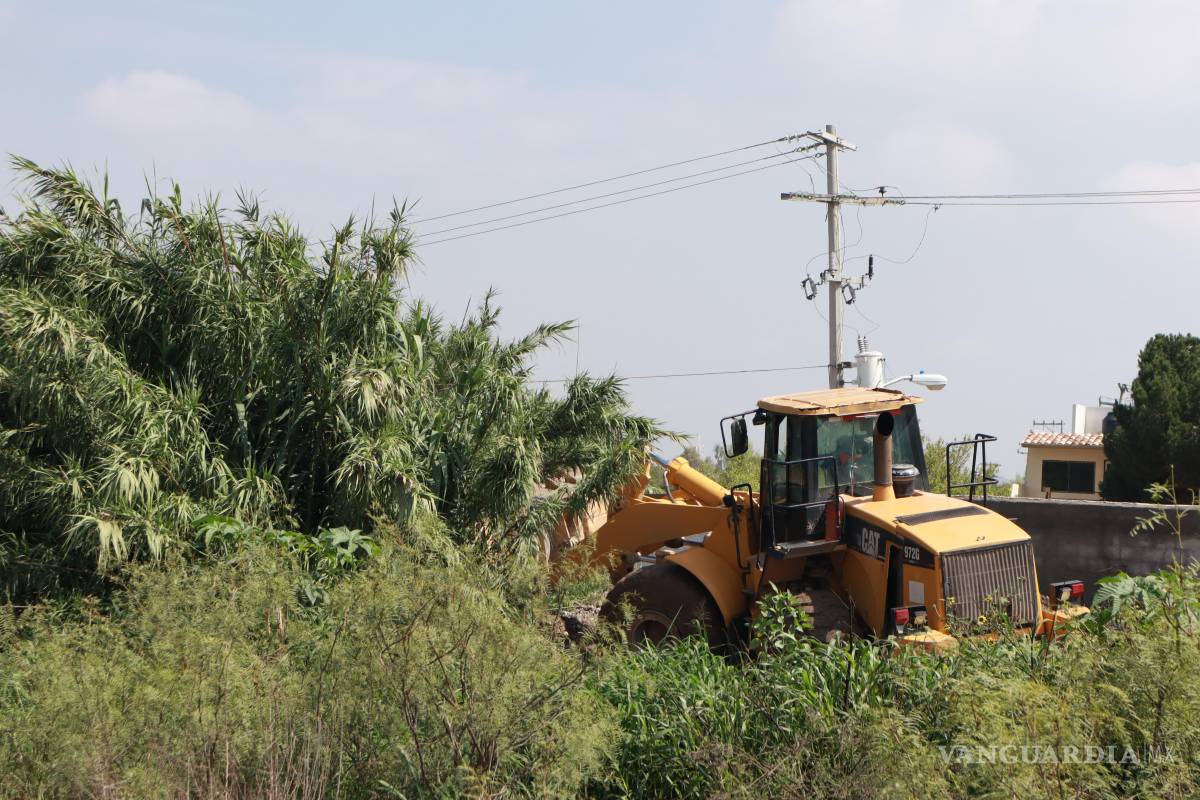 $!En la zona de Villa Bonita, maquinaria pesada intervino el cauce de un arroyo para retirar maleza y escombros, tras las afectaciones de este martes.
