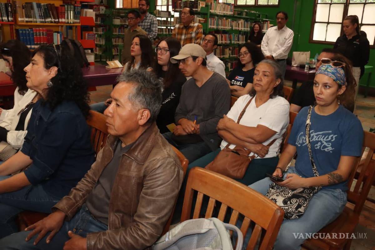 $!Durante su visita, Dino Cantú se reunió con vecinos y comerciantes para explicar la metodología de participación ciudadana que acompañará la rehabilitación de la Alameda Zaragoza.