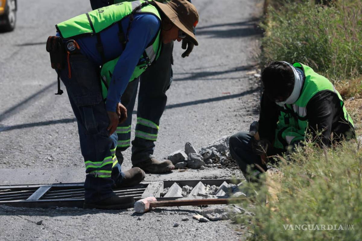$!También comenzaron trabajos para atender una rejilla pluvial deteriorada sobre el bulevar Fundadores.