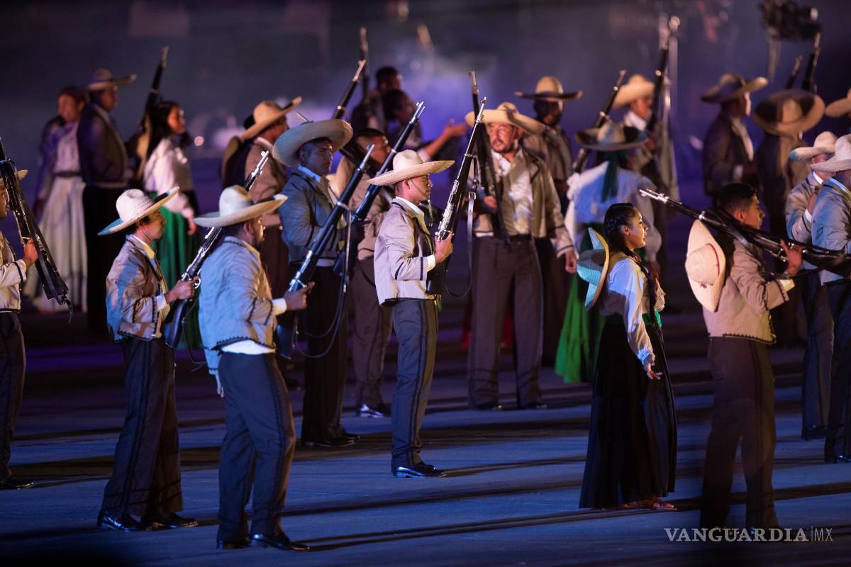 $!Fotografía que muestra la representación histórica durante la ceremonia del 200 aniversario de la consumación de independencia en Ciudad de México (México). EFE/Carlos Ramírez