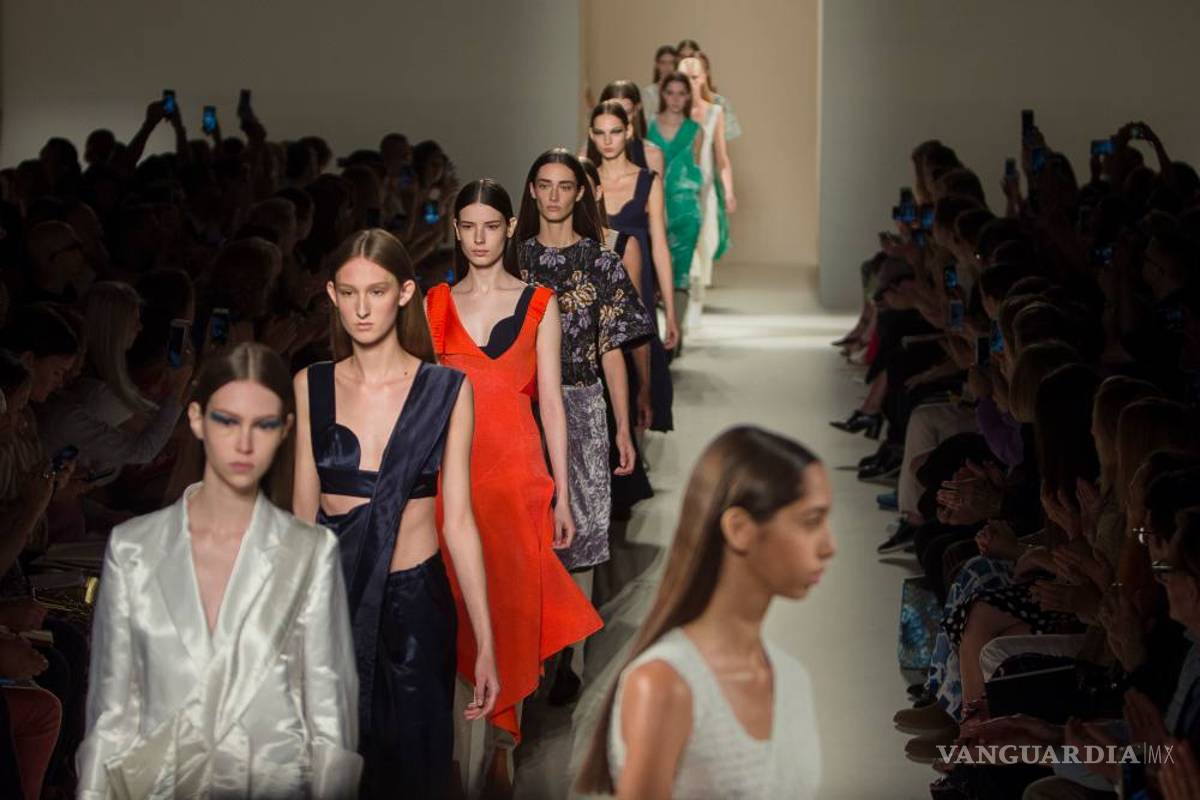 $!Victoria Beckham apuesta por una primavera en terciopelo