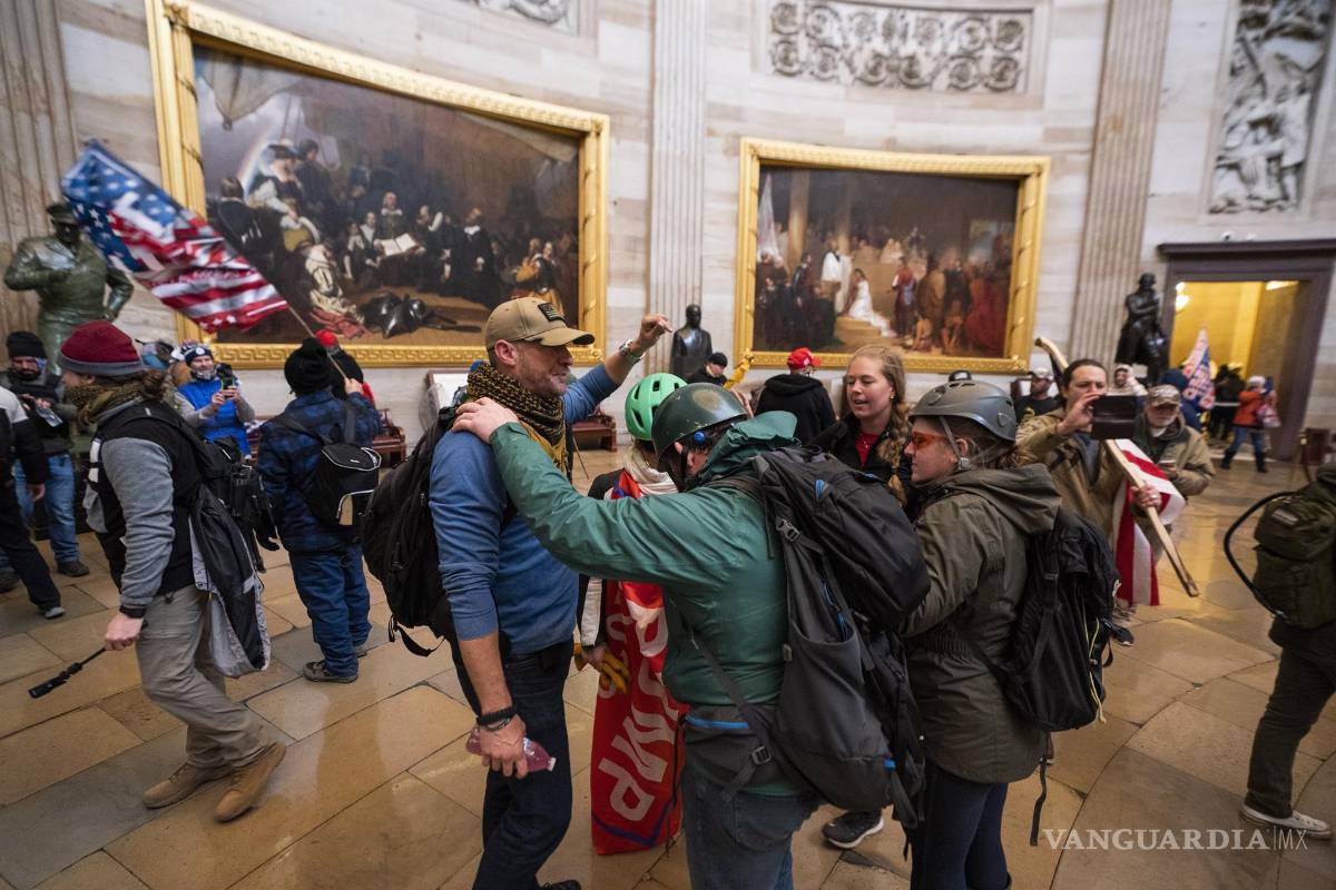 $!Partidarios del presidente Trump en la Rotonda del Capitolio después de violar la seguridad del Capitolio en Washington. EFE/EPA/Jim Lo Scalzo