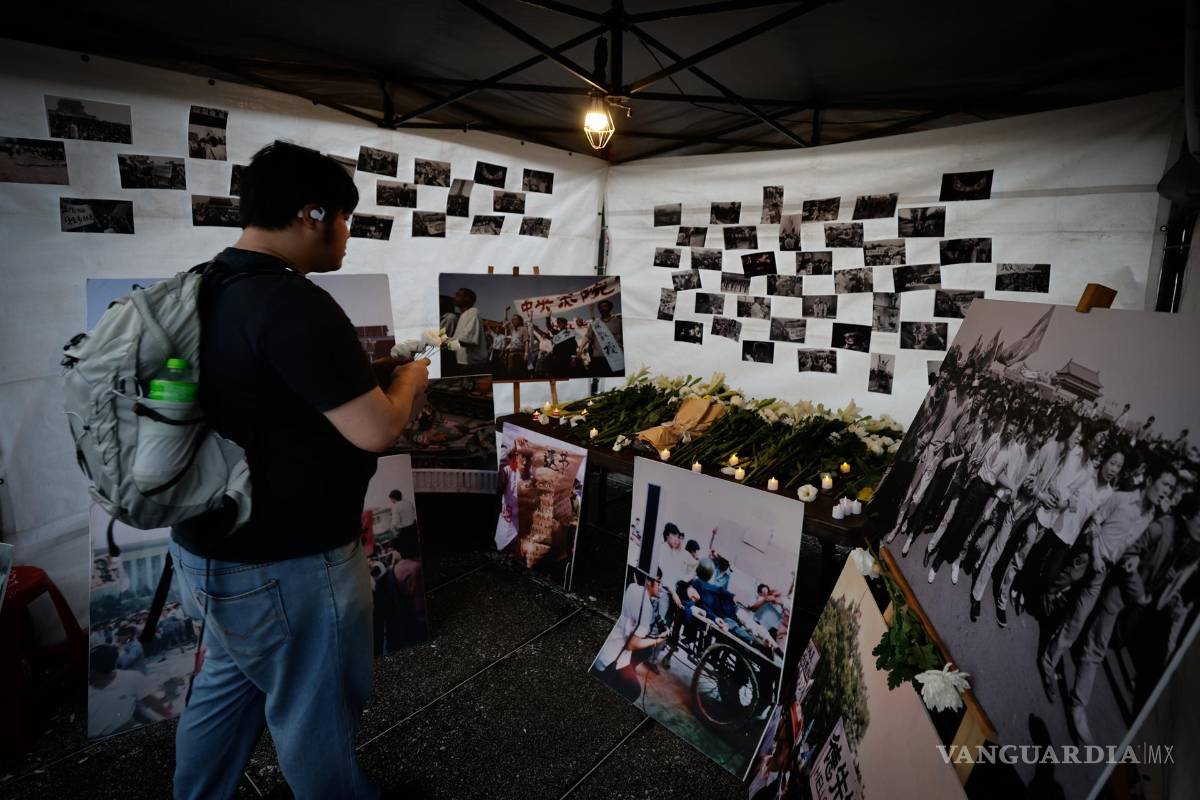 $!Una persona asiste a una vigilia en conmemoración de la protesta de la Plaza de Tiananmen, en Taipei, Taiwán.