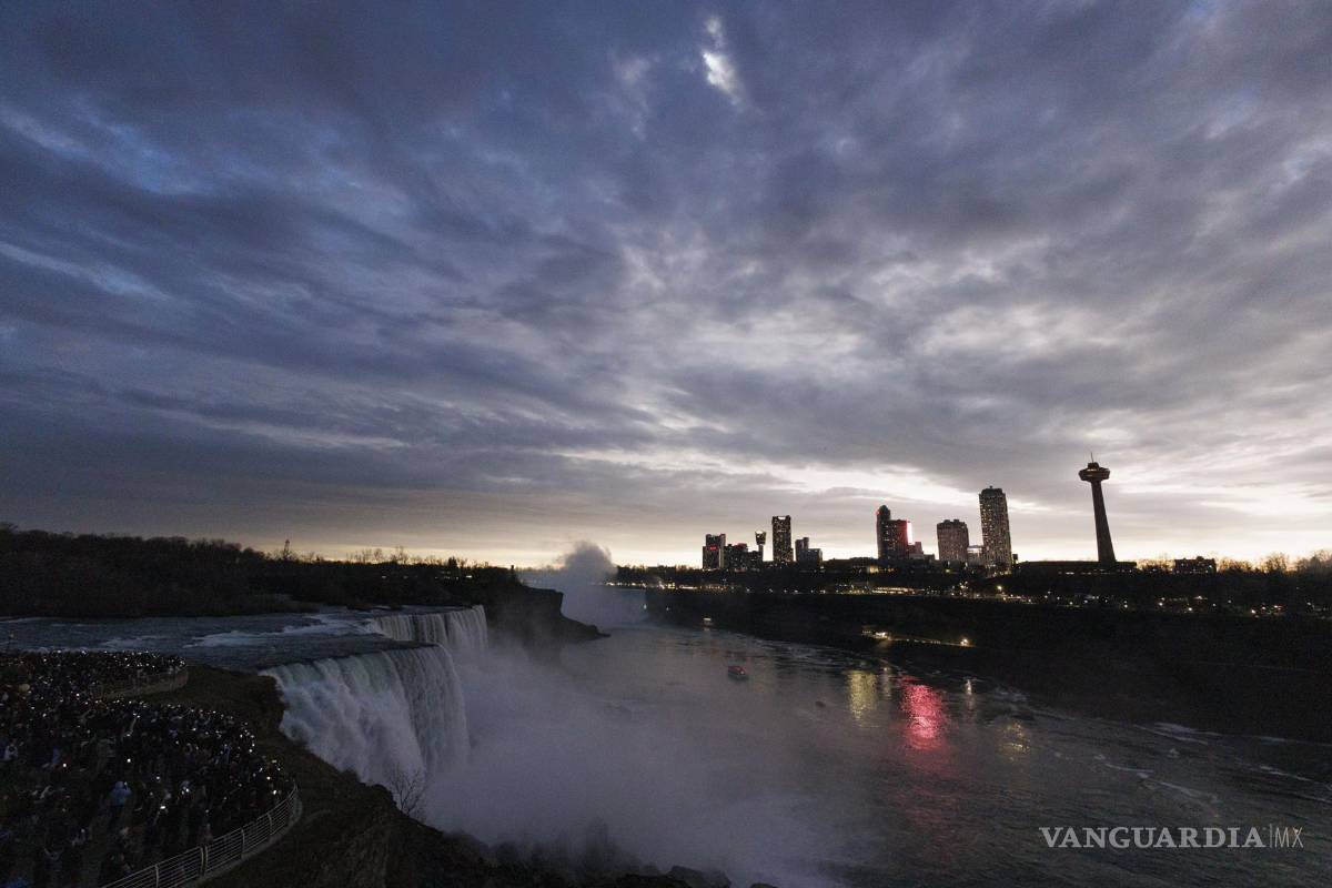 $!La escena nublada en las Cataratas del Niágara se vuelve más brillante durante el eclipse solar total en las Cataratas del Niágara.