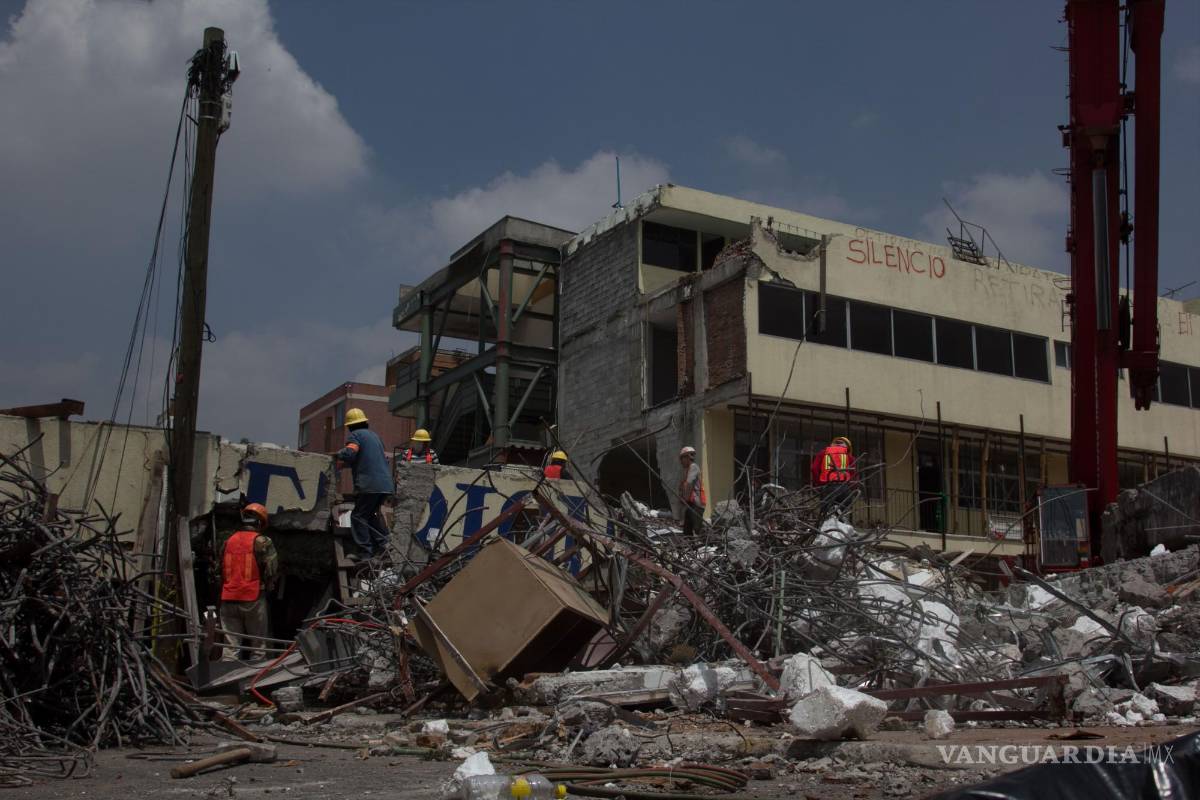 $!El 25 de septiembre de 2018 cotinuaron los trabajos de demolición del colegio Enrique Rebsamen, en la delegación Tlalpan, el cual colapsó el 19 de septiembre de 2017 causando la muerte de 19 infantes.