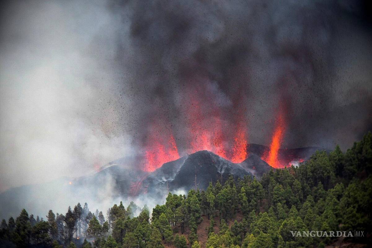 Entra en erupción volcán en isla canaria La Palma, España (imágenes)