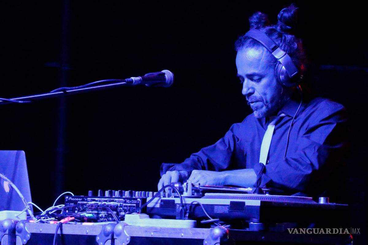 Rubén Albarrán saca su lado cumbianchero