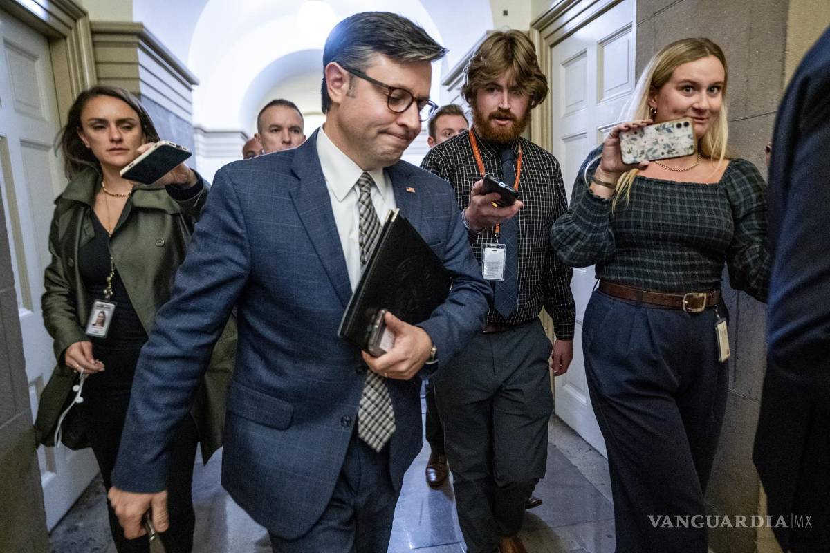 $!El presidente de la Cámara de Representantes, Mike Johnson, responde a una pregunta de los medios de comunicación en el Capitolio en Washington, DC.